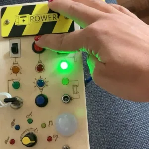 Primit Tablă de activități Montessori cu lumini LED de la clientul K****e.