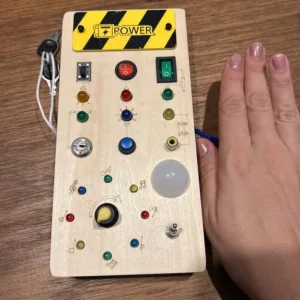 Tablă de activități Montessori cu lumini LED primită de la clienta E***a.