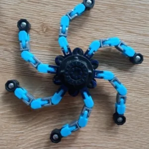 A primit Transformable Robot Fidget Spinner de la clienta V*****a.