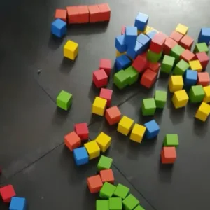 Am primit 50 de cuburi colorate din lemn pentru construcții de la clientul J***e.