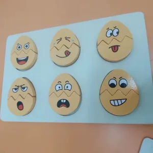 Primit Joc de Puzzle cu Potrivirea Emoțiilor de la clientul M****r.