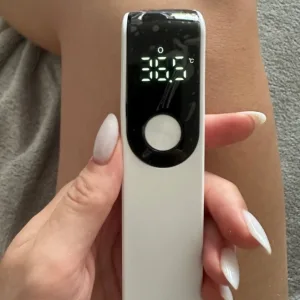 Primit Termometru Digital Infraroșu Non-Contact de la clientul H***e.