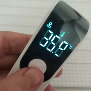 Primit Termometru digital infraroșu fără contact de la clientul K***e.