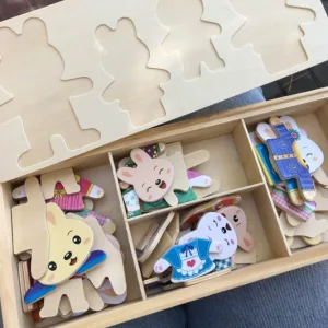 Setul de puzzle cu îmbrăcăminte din lemn primit de la clienta M***a.