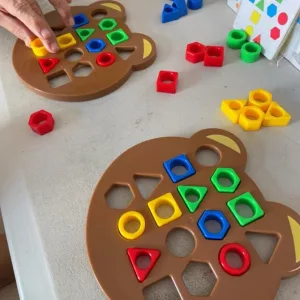 A primit Jucăria Puzzle de Potrivire a Formelor și Culorilor de la clientul R***y.