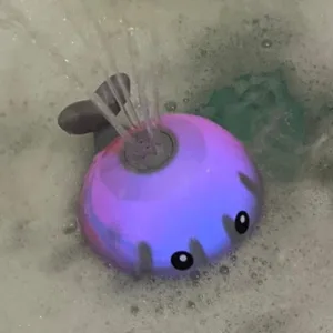 A primit Jucăria de baie cu balenă care stropește și luminează de la clientul J***i.