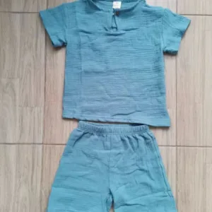 Set de haine primit de la clientul N******a, constând într-un tricou de bumbac pentru copii și pantaloni scurți.