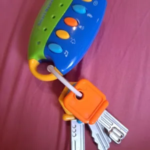 Primit Jucărie Muzicală cu Chei de Mașină pentru Bebeluși de la clienta B****a.